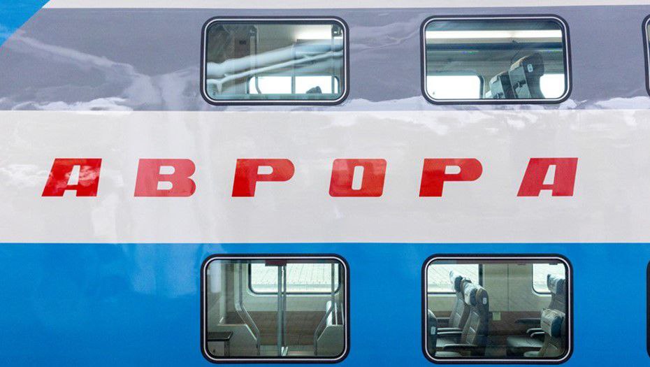 «Аврора» установила рекорд России по вместимости! Двухэтажный скоростной поезд «Аврора» Москва — Санкт-Петербург вошел в «Книгу рекордов России» как регулярный поезд с самым большим количеством пассажирских мест — 1504 места а с детьми — 1515 человек . О деталях этого рекорда: 18 вагонов вместо стандартных 15 Побит рекорд 2015 года 1320 мест в поезде Москва — Воронеж Торжественное вручение диплома прошло на Ленинградском вокзале в Москве. Еще немного о поезде и маршруте: Курсирует 2 раза в день 6:00 и 13:50 Время в пути — 5,5 часов Удобства: регулируемые кресла, розетки, USB, вагон-бистро, купе с ТВ. Первый рейс «Авроры» состоялся 19 декабря 2024 года. Кто уже успел прокатиться на «Авроре»? Делитесь впечатлениями.