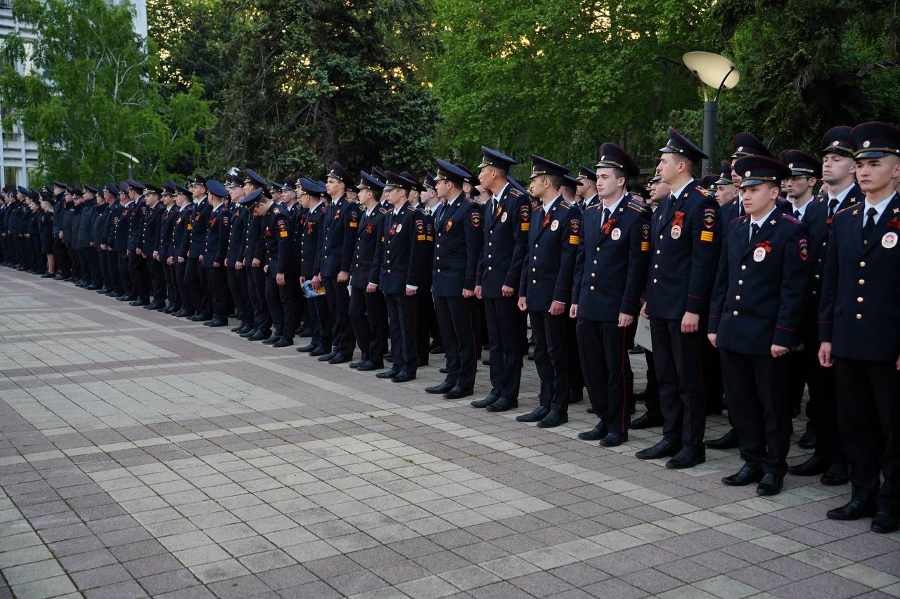 Глава Новороссийска сообщил о готовности служб города к параду Муниципальные и правоохранительные службы Новороссийска переведены в режим повышенной готовности в преддверии празднования Дня Победы. В утренние часы 9 мая глава города Андрей Кравченко принял участие в разводе дежурных подразделений, отметив, что приоритетной задачей остается обеспечение безопасности жителей и гостей города-героя. В рамках подготовки к праздничным мероприятиям усилены меры антитеррористической защиты, организовано круглосуточное патрулирование силами полиции, казачьих формирований и добровольных народных дружин. Система видеонаблюдения «Безопасный город» функционирует в режиме непрерывного мониторинга, контроль осуществляется операторами технического отдела. Установлена прямая связь между муниципальными структурами и правоохранительными органами.