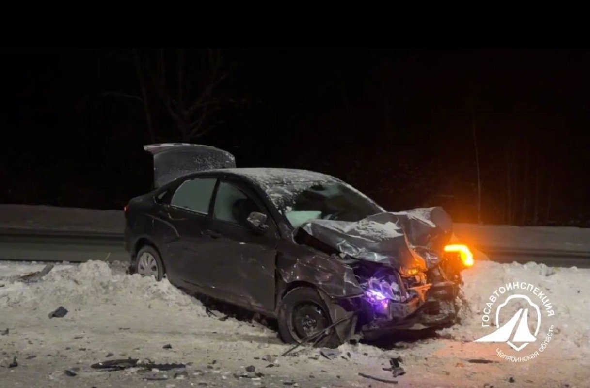 Toyota и Lada сошлись на трассе под Челябинском есть погибший Под Челябинском на трассе Челябинск Троицк граница Казахстана произошла смертельная авария Вечером в среду на 44 м километре дороги водитель Toyota Carina при развороте из крайней правой полосы столкнулся с Lada Vesta которая ехала в попутном направлении От полученных травм на месте погиб пассажир Toyota подросток 2008 года рождения Водитель Toyota а также водитель и пассажир Lada получили травмы и были доставлены в больницу В Госавтоинспекции уточнили что водитель Toyota никогда не имел водительских прав и уже был судим за управление автомобилем в состоянии опьянения Кроме того пассажиры Toyota в момент аварии не были пристегнуты ремнями безопасности По факту ДТП проводится проверка