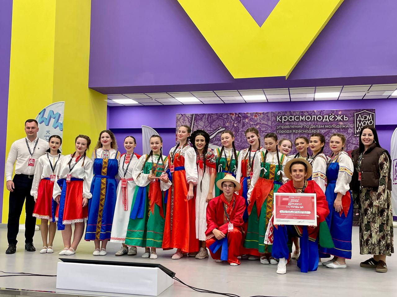 В Доме молодёжи прошёл фестиваль конкурс Ярмарка народов В стенах Дома молодёжи собралось множество активных студентов образовательных организаций чтобы представить богатство и разнообразие культур разных народов Участники порадовали гостей не только традиционными кухнями но и творческими номерами а также интересными историями об обычаях и традициях Каждое выступление погружало зрителей в атмосферу дружбы и понимания между народами По итогам конкурса жюри определило победителей Приз зрительских симпатий забрал Российский университет кооперации Кубанский государственный университет физической культуры спорта и туризма Краснодарский монтажный техникум Академия маркетинга и социально информационных технологий ИМСИТ Поздравляем всех победителей и участников ведь каждый из вас сделал этот день незабываемым Спасибо что делаете наш мир ярче и разнообразнее красмолодёжь молодёжьКРД Подписаться на молодёжь Краснодара