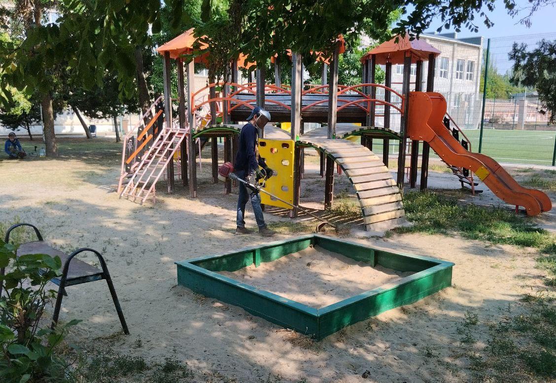 Центральная площадь Скадовска стала чище Сотрудники муниципального учреждения «Джарылгач» провели уборку центральной площади города. Были убраны бытовые отходы, подметены пешеходные зоны, очищены газоны и цветочные клумбы. Благодаря работе сотрудников «Джарылгач» в городе: Поддерживается чистота в общественных пространствах. Создается приятная атмосфера для жителей и гостей города. Сохраняется эстетический облик центра Скадовска. "Чистота города — наша общая забота. Благодарим всех жителей, которые ответственно относятся к окружающей среде", — отметил директор МБУ «Джарылгач» Константин Зырянов. Администрация МБУ «Джарылгач» напоминает о важности использования урн и поддержания порядка в общественных местах.