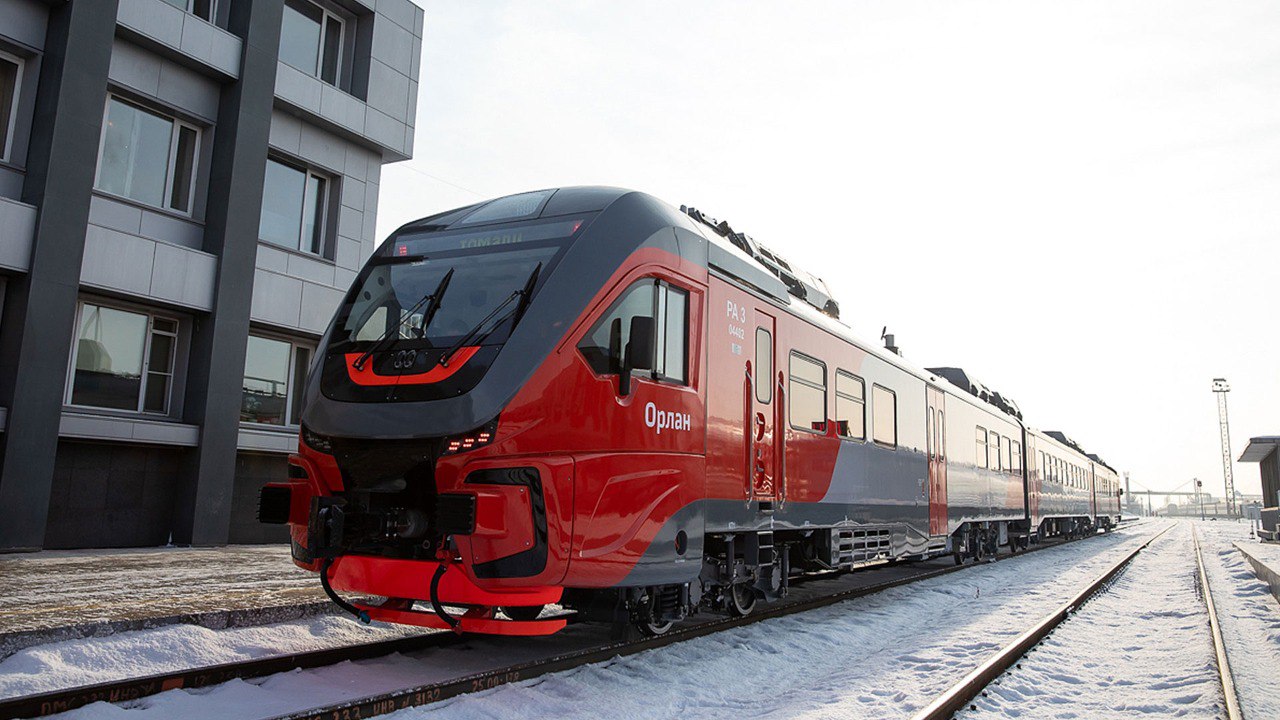 Вагоны пригородных поездов Южно Сахалинск Томари Южно Сахалинск Поронайск и Холмск Томари оснастят системой отопления на жидком топливе Просьбу перевести пригородный железнодорожный транспорт на альтернативное топливо жители Холмского района озвучили в январе на встрече с губернатором Валерием Лимаренко По поручению главы региона областной минтранс проработал этот вопрос совместно с перевозчиком АО Пассажирская компания Сахалин Холмчане сообщили что сейчас из за отопления пеллетами в вагонах периодически появляется запах гари Для улучшения экологической ситуации и снижения выбросов в атмосферу перевозчик планирует в 2026 году оснастить системой отопления на жидком топливе восемь пассажирских вагонов локомотивной тяги в составах пригородных поездов курсирующих на участках Южно Сахалинск Томари Южно Сахалинск Поронайск Холмск Томари сообщил министр транспорта и дорожного хозяйства Максим Жоголев Напомним что в 2025 году АО Пассажирская компания Сахалин перевела на альтернативное топливо шесть вагонов поездов дальнего следования В работе система отопления на жидком топливе показала себя надежной и способной обеспечить комфортную температуру а проведенные расчеты подтвердили экологический эффект по сравнению с отоплением каменным углем В перспективе перевозчик планирует перевести на альтернативное топливо весь железнодорожный пассажирский парк на локомотивной тяге Фото pk sakhalin ru Мы в Telegram MAX