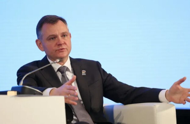 Юрий Слюсарь будет участвовать в выборах губернатора Ростовской области  В преддверии выборов высшего должностного лица региона, врио губернатора Ростовской области Юрий Слюсарь принял участие в предварительном голосовании от «Единой России». Он также заявил о намерении баллотироваться на пост губернатора.  «Я намерен баллотироваться на пост главы региона при поддержке партии «Единая Россия». И в случае избрания областная стратегия будет настольным документом, руководством к действию для нашей команды – управленческой команды Ростовской области», – заявил Юрий Слюсарь.  Он заявил о пересмотре стратегии развития области на встрече с первичными отделениями партии. Мероприятие собрало более двух тысяч участников.  «Вы чувствуете жизнь, вы видите без какой-либо лакировки те проблемы, которые необходимо решить в первую очередь – и в конкретном населенном пункте, и в целом в Ростовской области. Поэтому вот такой совместный формат и выбран для обсуждения содержательных положений стратегии», – отметил Слюсарь.  По словам врио главы региона, есть необходимость актуализации стратегии развития, так как Россия и Ростовская область сталкиваются с новыми вызовами, требующими перестройки в экономике и других областях.  «Стартовым на пути реализации заявленных национальных целей является 2025 год. И, конечно, нам необходимо определить ориентиры для Ростовской области в контексте развития страны в целом. Ведь мы – опорный регион и для Юга России, и для интеграции с воссоединёнными территориями», – подчеркнул врио губернатора Дона.  В преддверии выборов губернатора донского региона «Единая Россия» провела процедуру предварительного голосования. Также в ней приняли участие первый вице-президент Общероссийской общественной организации «ОПОРА РОССИИ» Аркадий Гершман и руководитель Совета первичных отделений партии в области Максим Захаров. Кандидат будет определен на региональной конференции.    Южная служба новостей