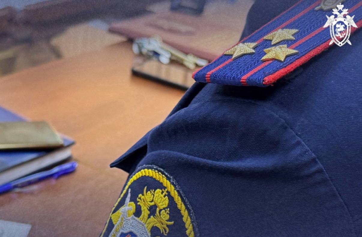 В Макарове женщина толкнула дознавателя — возбуждено уголовное дело В Сахалинской области возбуждено уголовное дело против 34-летней жительницы Макарова. Женщину подозревают в применении насилия к сотруднику полиции. По данным следствия, всё произошло в одной из квартир на улице 50 лет Октября. Полицейская прибыла туда по сообщению о травме у несовершеннолетнего. Мать ребёнка отказалась сопровождать его в медучреждение и, по версии следствия, толкнула дознавателя в плечо, проигнорировав законные требования. Теперь действия женщины квалифицируют по статье 318 УК РФ — насилие в отношении представителя власти. Следователи устанавливают все обстоятельства инцидента. Источник: СУ СК России по Сахалинской области / Telegram #Местное Прислать новость