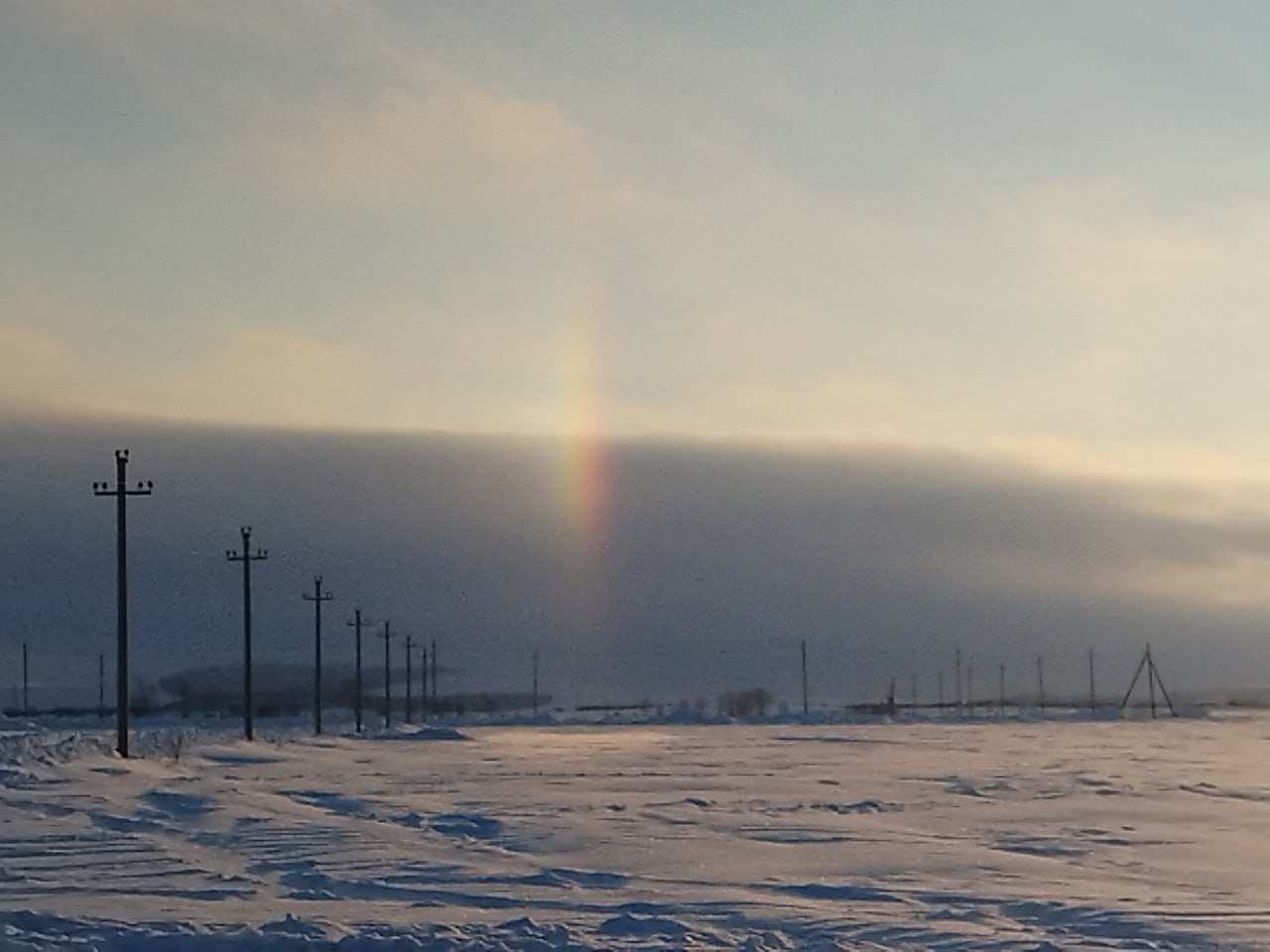 Накануне в небе жители Бузулукского района заметили красивый и необычный разноцветный столб в цветах радуги Местным удалось запечатлеть эффект гало оптический эффект возникающий при морозной погоде и повышенной влажности Не последнюю роль в его появлении играют и облака насыщенные кристаллами льда Проходя через них лучи света преломляются из за чего и можно увидеть такую картину Образовавшийся столб можно спутать с радугой но у эффекта гало имеется все несколько цветов вместо семи Фото соцсети orengorodovoy теперь и в МАХ