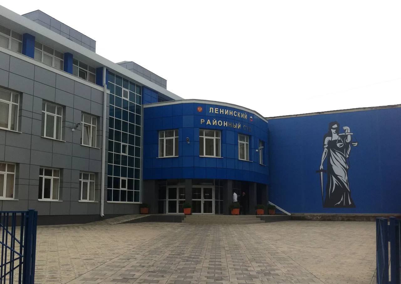 Экс судью Антипина отправили в колонию за взятку Во Владикавказе осудили бывшего судью Ленинского райсуда Родиона Антипина по ч 5 ст 290 УК РФ за вымогательство и получение взятки за смягчение приговора Экс судье назначили 7 5 года колонии строгого режима и штраф 4 5 млн рублей В зал суда он пришёл свободным а вышел уже под конвоем Антипина взяли под стражу сразу после оглашения приговора Тем временем по данным силовиков ФСБ проверяет законность получения им участков в рекреационной зоне Владикавказа которые он как считают пытался спрятать переоформив на супругу Подписаться Repubblica Alania