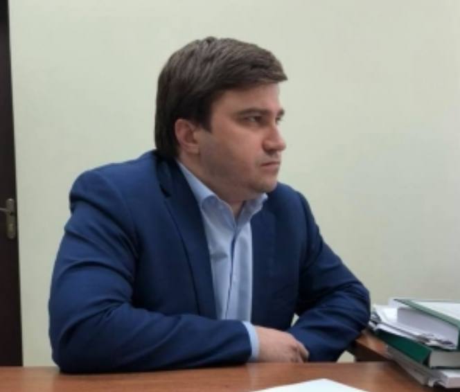 Бенефициара крупного ростовского зернотрейдера обвиняют в мошенничестве на 6 млрд рублей Следователи предъявили обвинение в особо крупном мошенничестве бенефициару ООО Вектор Алексею Кузнецову и бывшим гендиректорам компании Оганесу Абраамяну и Артему Снипичу По версии следствия они в составе преступной группы убеждали инвесторов вкладывать деньги в бизнес по закупке и перевозке зерна обещая высокую доходность Среди потерпевших оказался даже бенефициар группы компаний Авилон Александр Варшавский Однако вместо закупок зерна бизнесмены просто подделывали договоры и документы которыми отчитывались перед инвесторами Часть денег даже направлялась на выплату дивидендов инвесторам для создания видимости работы Таким способом по оценкам следствия мошенникам удалось выманить у инвесторов 11 млрд рублей из которых 6 млрд рублей они украли В 2017 году Кузнецов уже становился фигурантом уголовного дела по обвинению в незаконной банковской деятельности после чего уехал на Кипр Но уже в 2018 году он вошел в известный лондонский список бизнес омбудсмена Бориса Титова что позволило ему вернуться в Россию В 2020 году ему дали три года условно а позже и вовсе сняли судимость Теперь предпринимателю грозит новое уголовное дело В конце 2024 года мы писали что ФНС инициировала процедуру банкротства зернотрейдера Вектор Сумма претензий тогда составляла 26 2 млн рублей При этом общая сумма претензий к Вектору от контрагентов и ФНС тогда превышала 620 млн рублей Вектором владеет через АО Вектор президент Сочинской городской федерации бокса Илья Варов Крупные долги контрагентам системное явление для этой компании По данным Rusprofile выручка ООО Вектор в 2024 году составила 6 2 млрд рублей а чистый убыток 2 2 млрд рублей Агрономика