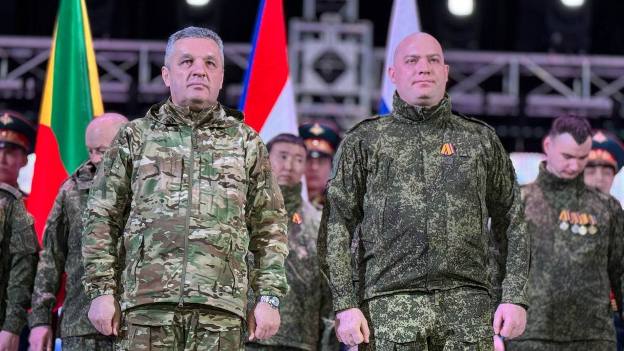 Форум по поддержке участников СВО и их семей Народ и Армия едины с заместителем командующего войсками ВВО по военно политической работе генерал лейтенантом Романом Грековым пройдет в Чите 27 и 28 октября Рассказываем что ждёт участников и гостей мероприятия 27 октября С утра в фойе большого зала Дома офицеров будет работать выставка фронтовых газет группировки войск Восток а в фойе музея фотовыставка и выставка фронтовых художников участников СВО а также представлена продукция волонтерских и добровольческих объединений В 10 00 форум Народ и Армия едины торжественно откроется в большом зале а с 11 00 до 13 00 в кинозале состоится показ документальных фильмов о спецоперации и людях Донбасса С 14 00 до 15 00 в кинозале будет работать площадка по мерам социальной поддержки участников СВО и членов из семей в Забайкальском крае С 15 00 до 16 00 в кинозале региональный филиал Фонда Защитники Отечества расскажет как выстроено социальное сопровождение участников спецоперации и членов их семей а также про адаптацию жилья для ветеранов с инвалидностью С 16 00 до 17 30 в кинозале пройдет показ и обсуждение фильма Казачье воинство снятого на реальных событиях с участием ветеранов действующих военнослужащих ВВО В пятом зале Дома офицеров с 11 00 до 13 00 будут проводиться консультативные сессии а с 15 30 до 18 00 там же состоится семинар Социально психологическое сопровождение участников СВО и членов их семей Комплекс практических решений Генерал лейтенант Роман Греков с 14 00 до 15 30 в пятом зале встретится с представителями Забайкальского волонтёрского корпуса ветеранами спецоперации и представителями молодежных организаций 28 октября Во второй день форума в фойе первого этажа музея Дома офицеров с 09 00 до 17 00 будут работать консультационные площадки где на вопросы гостей ответят специалисты министерств и ведомств региона С утра в военно историческом центре организуют тематические площадки 10 00 10 30 площадка по взаимодействию 29 армии с Фондом Защитники Отечества 10 30 11 30 площадка по реабилитации участников СВО после ранений 11 30 12 00 площадка посвященная протезированию действующих и уволенных участников СВО 12 00 13 00 площадка по трудоустройству уволенных участников СВО в том числе с судимостью и инвалидностью 14 00 15 00 площадка по вопросам получения образования участниками СВО и членами их семей 15 00 15 30 площадка по бесплатной юридической помощи 15 30 16 00 площадка по предоставлению социальных услуг в Забайкальском крае Замкомандующего войсками Восточного военного округа Роман Греков с 09 15 до 13 00 будет проводить приём участников спецоперации и их семей С 14 00 до 15 30 пройдёт встреча с участниками кадрового проекта Герои Победы Будущее С 15 30 до 16 00 состоится подведение итогов форума который закроется в 18 00 концертом группы Мы есть мы в большом зале Дома офицеров Подписывайтесь TG VK MAX