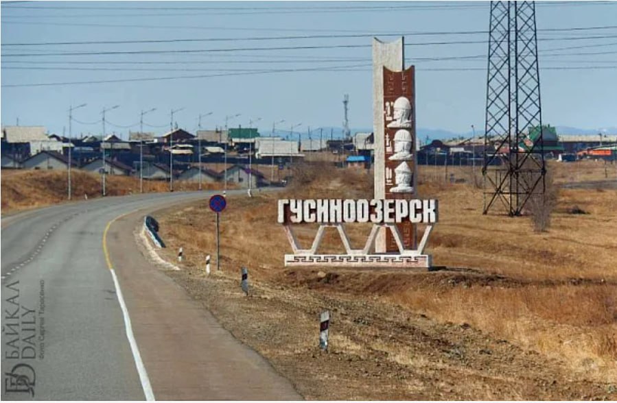 В райцентре в Бурятии из-за холодильника пришлось вскрывать квартиру Этот инцидент произошёл в Гусиноозёрске. В telegram-канале «Весь Гусиноозёрск» рассказали, что в доме № 19 в шестом микрорайоне пришлось вскрывать квартиру – оттуда доносился невыносимый запах. Соседи вызвали МЧС. - Думали, это трупный запах! – пишет «Весь Гусиноозёрск». – Специалисты вскрыли квартиру – оказалось, холодильник. Судя по всему, лежавшие там продукты испортились и начали гнить. «Аромат» стоял такой, что, по словам жильцов МКД, задыхался весь подъезд