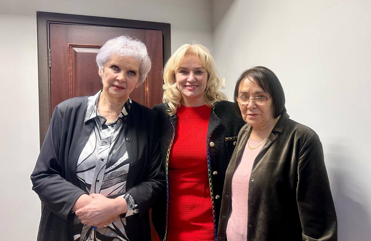 Вчера музыка звучала по особенному мощно величаво и мудро в своей глубине В Махачкале в большом зале Русского драматического театра им М Горького состоялся грандиозный юбилейный вечер посвященный 90 летию выдающегося представителя дагестанской и российской культуры Народного артиста РСФСР композитора Ширвани Чалаева Чалаев это целая эпоха Его вклад в отечественное музыкальное искусство невозможно переоценить своими шедеврами он многократно обогатил музыкальную летопись Дагестана воспитал плеяду талантливых учеников и навсегда вписал горские мелодии в мировую симфоническую традицию И вчера был не просто концерт а искренняя дань уважения человеку творцу которого мы глубоко ценим уважаем и любим Оркестры хоры солисты лучшие силы республики объединились чтобы исполнить его бессмертные произведения от лирико драматических лакских песен великолепных хоровых балетных сочинений до высоких образцов масштабных симфонических полотен Замечательно что свой юбилейный вечер Ширвани Рамазанович смотрел по прямой трансляции в Москве И лучшим признанием стали добрые слова признания поступившие от маэстро во время концерта и в адрес руководства республики и в адрес всех исполнителей В официальной части вечера заместитель председателя Правительства РД Муслим Телякавов зачитал поздравление от имени Главы РД Сергея Меликова Слова поздравления прозвучали и от имени других официальных лиц коллег и почитателей могучего таланта композитора С юбилеем Ширвани Рамазанович Здоровья и долгих лет Ваша музыка продолжает объединять нас Также от всей души хочу поблагодарить всех организаторов и участников этого действа созданного при поддержке Минкультуры РД творческие силы Дагестанской государственной филармонии Камерный оркестр под управлением Зарифы Абдуллаевой Симфонический оркестр и хор Дагестанского театра оперы и балета и дирижеров Новруза Шахбазова Наилю Керимханову Джаннет Абдуллаеву солистов Эльвиру Маммадаеву Абдула Мурадова Зульфию Архилаеву председателя Союза композиторов РД Рамазана Фаталиева конечно же автора сценария и ведущую художественного руководителя филармонии Ирину Нахтигаль режиссера Русского театра Марину Карпачеву руководство телеканалов за предоставленные видеоархивы автора видеоряда Елену Алиеву и всех кто был сопричастен и внес свою большую лепту в создание этого замечательного юбилейного вечера