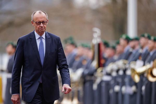 Фридрих Мерц анонсировал новый пакет антироссийских санкций Евросоюз подготовит его в ближайшие недели Цель рестрикций закрыть существующие бреши в обходе ограничений пояснил канцлер Германии Мы в Европейском союзе подготовим ещё один пакет санкций в ближайшее время Мы не ослабим наше давление на Россию а будем поддерживать его и усиливать сообщил политик в ходе совместной пресс конференции с президентом Кипра Никосом Христодулидисом в Берлине Кроме того канцлер ФРГ заявил что с Украины в его страну массово прибывают мужчины в возрасте от 18 до 24 лет и подтвердил что попросил Владимир Зеленский принять меры направленные на запрет въезда Подписаться на Говорит Москва Telegram VK MAX