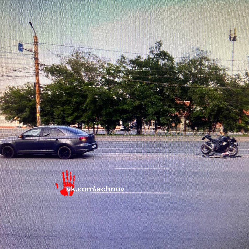 Два мотоциклиста и юная велосипедистка пострадали за последние сутки в Челябинске По данным городской ГАИ, вчера вечером на улице Блюхера столкнулись Volkswagen Polo и мотоцикл Suzuki. 34-летний мотоциклист получил травмы. Чуть ранее на улице 250-летия Челябинска аналогичное столкновение произошло между другим Volkswagen Polo и мотоциклом Honda — пострадал 22-летний мотоциклист. Еще одно ДТП произошло с участием 16-летней велосипедистки. На улице Салютной женщина за рулем Lada Vesta сбила девушку, которая пересекала пешеходный переход, не слезая с велосипеда. Подросток получила травмы. ГИБДД напоминает о необходимости соблюдения ПДД всеми участниками дорожного движения, особенно в летний период, когда на дорогах становится больше двухколесного транспорта.