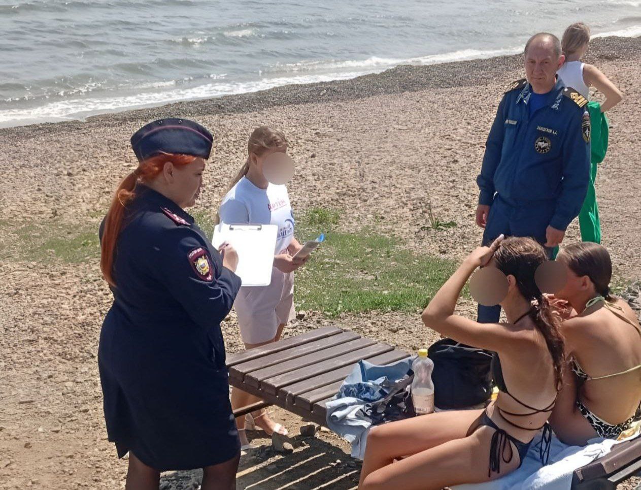 Сотрудники МЧС продолжают патрулирование бухты Муравьиной в Артёме  В Артёме сотрудники местного участка ГИМС МЧС России в составе межведоственной комиссии обошли пляж в бухте Муравьиной. Специалисты напомнили 30 отдыхающим о правилах безопасности на воде.   Во время патрулирования выяснилось, что пятеро детей купались без присмотра взрослых. Полицейские собрали данные у ребят для  оформления протоколов на их родителей.  Сотрудники чрезвычайного ведомства рассказали детям, какие опасности таит вода.