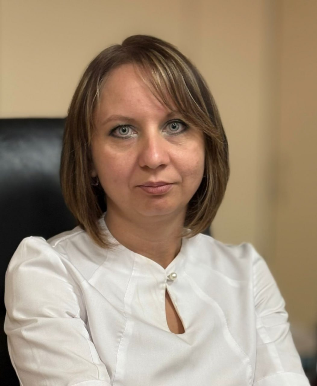 ‍  Заместителя главврача ЦГКБ перевели в Гурьевск  С 2023 года исполняющим обязанности главврача Гурьевской ЦРБ работал специалист из Якутии.  Новым главным врачом Гурьевской центральной районной больницы стала Инна Остапчук.  До назначения Остапчук работала заместителем по амбулаторно-поликлинической работе  ГБУЗ «Центральная городская клиническая больница». Она была назначена и.о. главврача ЦГКБ после отставки Ивана Саблина в мае 2025 года.  Гурьевскую ЦРБ с августа 2023 года в статусе и.о. главного врача возглавлял Иван Оконешников.  Новым заместителем главврача ЦГКБ вместо Инны Остапчук стала терапевт Татьяна Белова.   Еще больше новостей — в Telegram-канале RUGRAD