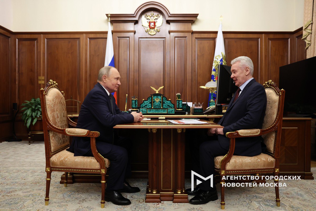 Мэр Москвы Сергей Собянин как председатель комиссии Госсовета по направлению «Государственное и муниципальное управление» доложил президенту РФ Владимиру Путину о ходе выполнения поручений по повышению эффективности реализации национальных проектов. С соответствующим докладом он выступил в рамках заседания Совета при президенте по стратегическому развитию и национальным проектам. В кратчайшие сроки по вашему поручению до конца декабря предыдущего года, буквально за несколько недель, была завершена работа и подписаны все соглашения с субъектами Российской Федерации. Также была проведена корректировка методик расчета показателей национальных и федеральных проектов. Огромная, большая, важная работа. Правительством России внесены необходимые изменения в единые методологические рекомендации по проектной деятельности. Таким образцом, все регионы страны получили возможность приступить к реализации новых нацпроектов уже с января 2025 года. Как отметил Собянин, продолжается совместная работа комиссий Госсовета, правительства России, министерства финансов и других профильных органов исполнительной власти. Мэр Москвы также доложил, что подготовлены показатели и подведены оценки эффективности деятельности высших должностных лиц. В целом, как отметил Собянин, за последние полгода удалось решить большинство поставленных президентом задач по национальным проектам. «Москва»