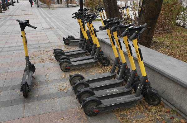 В Дептрансе Москвы назвали сроки окончания работы сервисов аренды электросамокатов  Взять на прокат средство передвижения можно будет до середины ноября.  «Несмотря на прохладную погоду, пользователи выбирают этот экологичный транспорт. Поэтому пока на улице стабильный плюс, сервис продолжает работу. При этом на время снега и осадков аренду электросамокатов будут ставить на паузу», — сообщили в ведомстве.    Подпишись на «Говорит Москва»