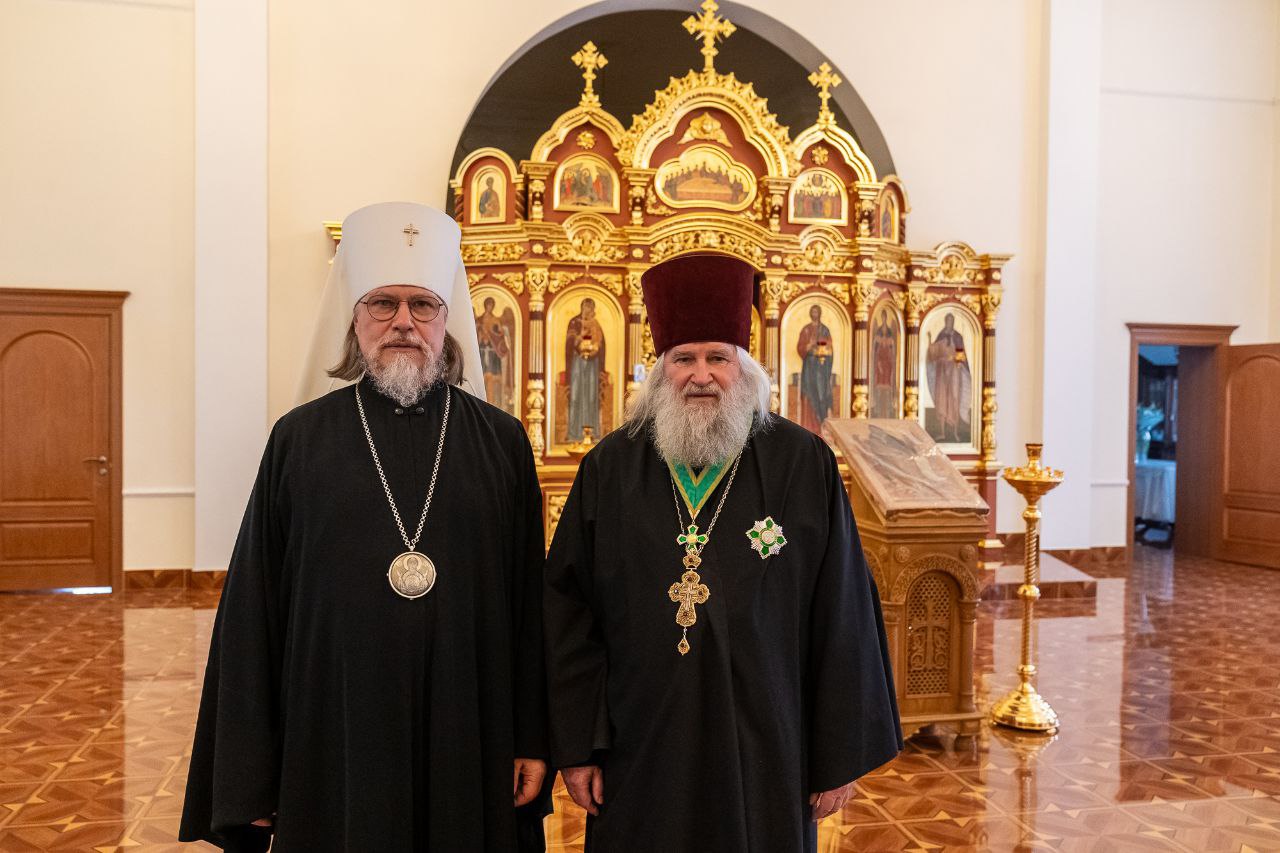 6 июня в Епархиальном управлении митрополит Рязанский и Михайловский Марк вручил награды клирикам епархии в благодарность за труды на благо Святой Церкви и в связи со значимыми датами в жизни каждого из них. Настоятель храма святых Космы и Дамиана села Летово протоиерей Иоанн Аверин, недавно отметивший свое 75-летие, был удостоенgвысокой Патриаршей награды – ордена преподобного Сергия Радонежского III степени. Настоятель Воскресенского храма села Сушки иерей Андрей Клобцах в связи с 55-летием был награжден Патриаршей грамотой. Клирик храма святителя Николая Мирликийского города Рыбное протоиерей Игорь Бобров, тоже встретивший круглую дату, 65-летие, был награжден медалью святителя Василия Рязанского I степени. Клирику Борисо-Глебского кафедрального собора Рязани иерею Сергию Давыдову в связи с 45-летием была вручена медаль святителя Василия Рязанского II степени. Клирик Лазаревского храма Рязани диакон Владимир Харитонов в связи с 60-летием был удостоен медали святителя Василия Рязанского III степени.