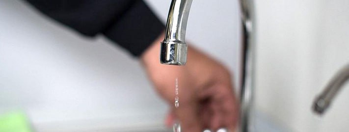 Во всем Дербенте завтра отключат воду на целый день Город останется без водоснабжения из за работ на магистральном водоводе Кайтаг Огни Работы пройдут на обходе трассы Р 217 Кавказ Жителям воду будут подвозить автоцистернами сообщают в Едином операторе Прислать новость Подписаться