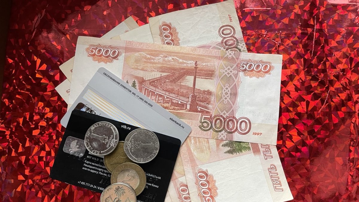 2 руководителей вуза Самары обвиняют в мошенничестве на 4 млн рублей В Октябрьском районном суде Самары будут слушаться уголовные дела в отношении двух сотрудников одного из вузов города проректора и начальника научно исследовательской части учебного заведения По данным Прокуратуры они обвиняются в мошенничестве и покушении на мошенничество Как сообщили в надзорном ведомстве проректор по научно исследовательской работе и начальник научно исследовательской части на протяжении 2023 24 гг заставляли коллег передавать на нужды университета части их заработной платы и средств полученных от выигранных вузом грантов Таким способом обвиняемые завладели денежными средствами на сумму 4 млн рублей рассказали в Прокуратуре Самары Преступная деятельность предприимчивых сотрудников вуза завершилась 25 декабря 2024 года Именно в этот день им должны были передать очередную сумму в размере 4 2 млн рублей Подозреваемые были задержаны В ходе следствия один из обвиняемых заключил досудебное соглашение о сотрудничестве в связи с чем уголовное дело было выделено в отдельное производство ГТРК Самара MAX lВК lОК lСАЙТ