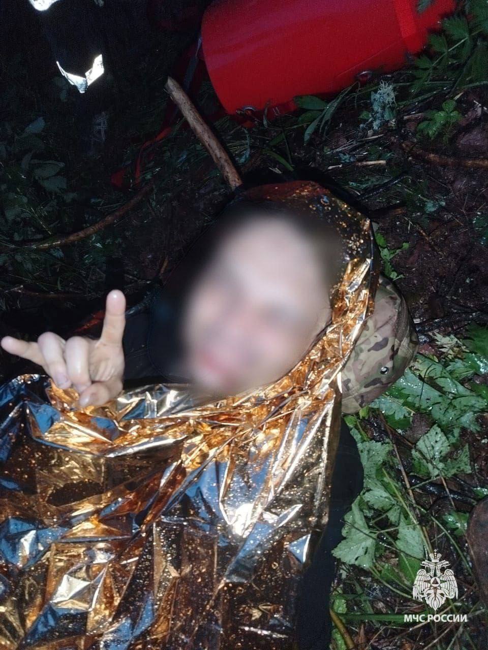 Улетел со скалы Поздним вечером в МЧС Башкортостана поступило сообщение, что в Белорецком районе между селами Ассы и Бриштамак на Розовых скалах мужчина сорвался со скалы. На место оперативно выдвинулись спасатели МЧС России и Госкомитета РБ по ЧС. На месте было установлено, что 23-летний мужчина получил переломы ноги и плеча, находится в сознании. Пострадавшего эвакуировали на носилках и передали врачам. Жить будет! МЧС Башкортостан БашПрирода