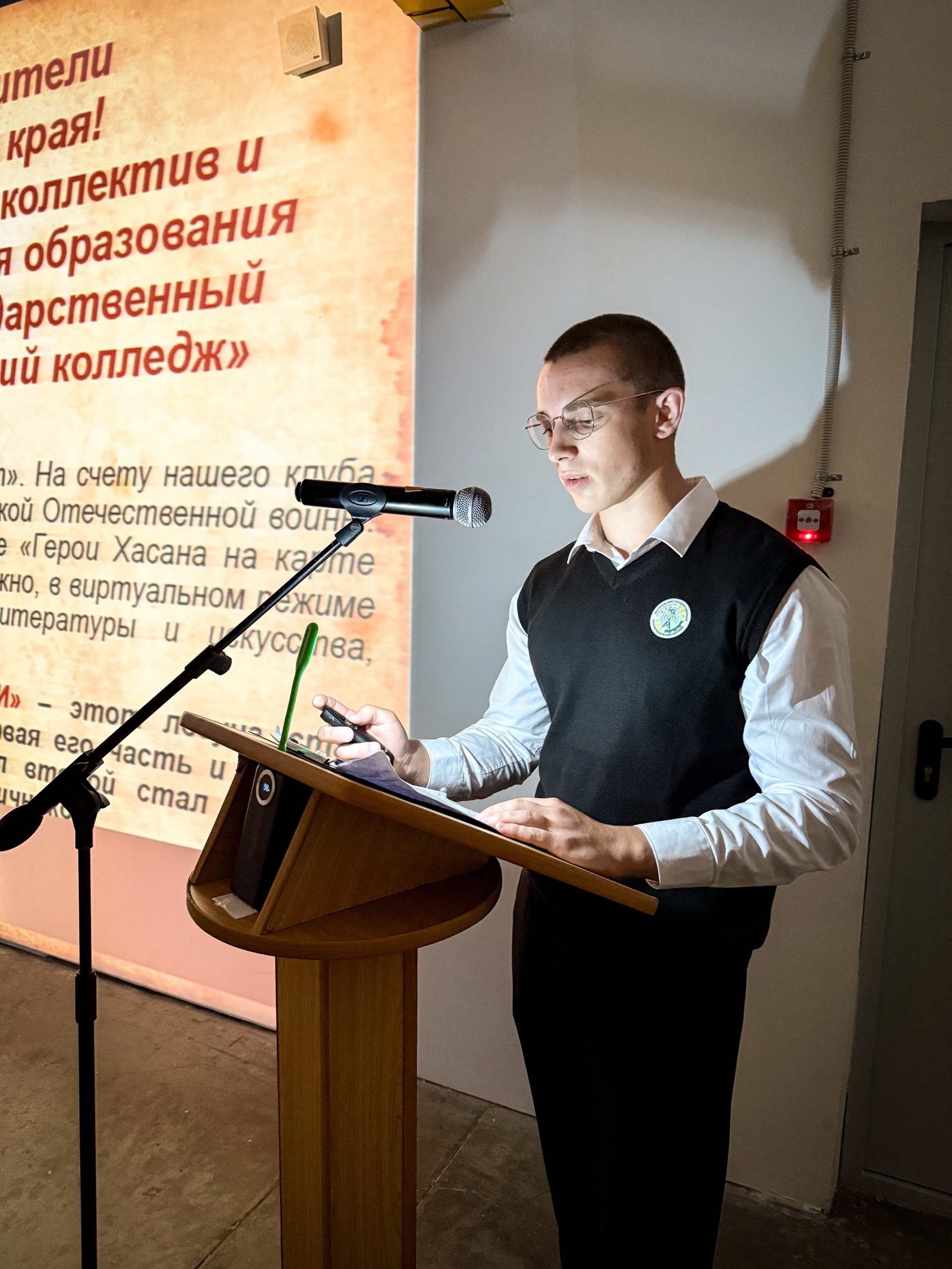 Сегодня 18 сентября в Приморском крае дан старт международной научно практической конференции Вечный огонь нашей Победы и те кто ему верны приуроченной к 80 летию Победы в Великой Отечественной войне и Году защитника Отечества Государственный архив Приморского края выступил одной из площадок для проведения мероприятия организовав работу секции Мемориализация памяти о Героях приморцах Великой Отечественной войны 1941 1945 годов Второй мировой войны 1939 1945 годов и специальной военной операции Сотрудники архива выступая в качестве спикеров представили свои доклады В конференции приняли участие исследователи из разных регионов России а также делегация из Республики Беларусь Основная цель мероприятия сохранение исторической памяти и противодействие попыткам фальсификации истории