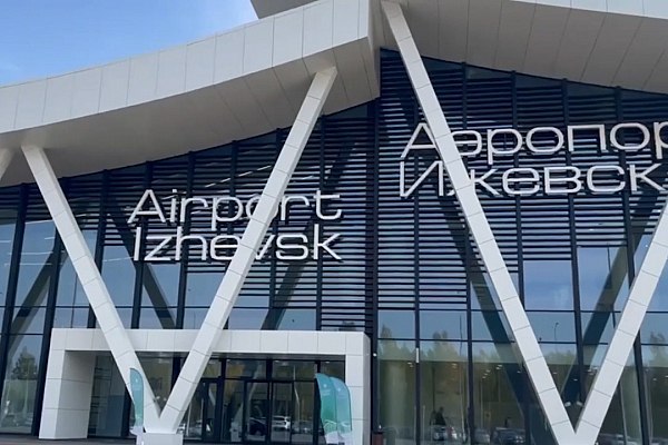 Новый терминал аэропорта Ижевск обслужил первый тестовый рейс Новый пассажирский терминал аэропорта Ижевск обслужил сегодня первый тестовый рейс приняв пассажиров из Сочи сообщил глава Удмуртской Республики Александр Бречалов Об этом AVIA RU сообщили в пресс службе Росавиации Вместо устаревшего здания 1974 года будет функционировать современный терминал площадью 10 800 кв м Объект большой и сложный ничего подобного в республике мы не строили поэтому пока он работает в тестовом режиме Нам важно отработать каждую мелочь сообщил глава Удмуртии Александр Бречалов aviaru net n287925