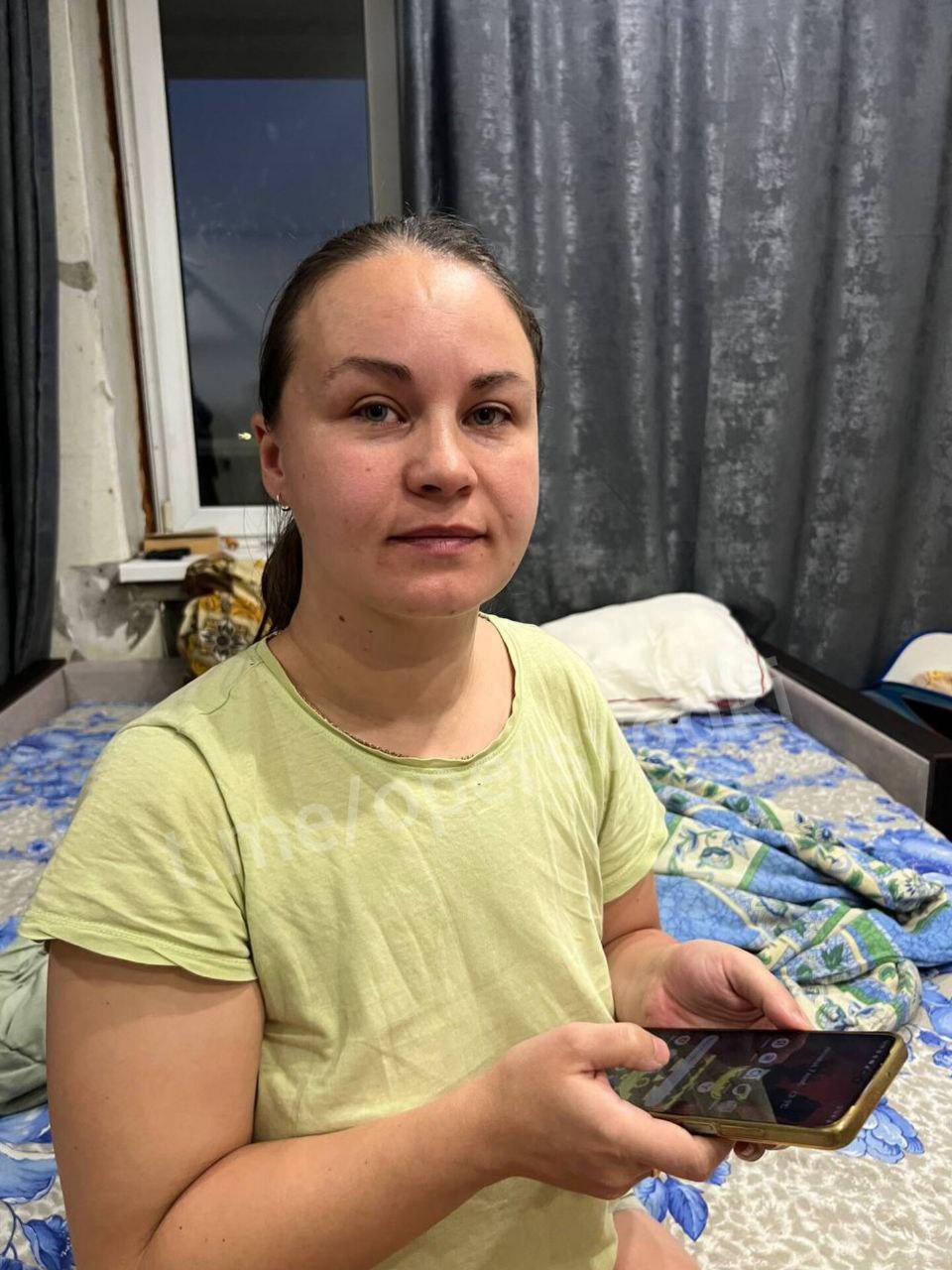 Задержали девушку за оправдание терроризма Речь идет о взрыве на Университетской набережной в 2023 году По версии следствия она одобрительно высказывалась в соцсетях о взрыве в результате котрого погиб военкор Владлен Татарский О задержании сообщил со ссылкой на силовиков телеграм канал Оперативные сводки Детали С обыском в квартиру в Московском районе пришли к женщине 1989 года рождения которая родилась в Петрозаводске На оперативном видео стучась в дверь силовики называют имя Полина Викторовна Что важно знать 2 апреля 2023 года в кафе на Университетской набережной прогремел взрыв Погиб военкор Владлен Татарский еще 52 человека пострадали За убийство Татарского петербурженку Дарью Трепову осудили на 27 лет колонии Ее обязали выплатить им 16 миллионов рублей Весной муж Дарьи рассказал Бумаге что выплаты компенсаций он взял на себя В октября он рассказал что Трепову пытают холодом в мордовской колонии Фото Оперативные сводки Подписывайтесь на Бумагу и предлагайте новости