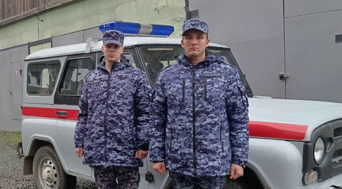 В Ивделе двое сотрудников Росгвардии, которые ночью патрулировали частный сектор, спасли от пожара людей Они увидели возгорание деревянного жилого дома на перекрёстке улиц Собянина и Преображенская. Огонь мог быстро распространиться на другие дома. Но старший сержант полиции Иван Мирошников и младший сержант полиции Вадим Гисс быстро вызвали пожарных и эвакуировали из соседних домов 14 человек «Уральский меридиан»