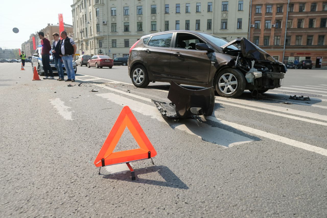Партия «Новые люди» добилась увеличения выплат по европротоколу в два раза Госдума приняла в трех чтениях закон, увеличивающий максимальную выплату по европротоколу при разногласиях участников ДТП со 100 000 до 200 000 рублей. Кубанская столица известна своим насыщенным трафиком — тут любая, даже не большая авария, может привести к транспортному коллапсу. Повышение суммы выплат должно стимулировать водителей быстрее разбираться на месте и освобождать проезжую часть. Инициатива, выдвинутая партией «Новые люди», уже получила одобрение Совета Федерации. «Главный плюс в том, что водители смогут быстрее получать компенсацию без длительных разбирательств, – подчеркивает лидер краснодарского отделения «Новых людей» Никита Сиразетдинов. – По данным РСА, в 2024 году 40% мелких ДТП оформлялись по европротоколу. Новый лимит покроет ущерб в 90% случаев, что сэкономит время и нервы миллионам автомобилистов. Меньше аварий потребуют меньше выездов сотрудников ГИБДД, что и на них снизит нагрузку. К тому же, цены на запчасти и ремонт настолько выросли за последние годы, что прежний лимит явно был недостаточным. Ждем подписания Президентом и официальной публикации».