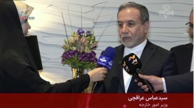 ИРНА приводит ответ Аракчи на антииранские заявления Трампа: Мы стали свидетелями чистого обмана с подменой угрозы Министр иностранных дел, выступая перед журналистами на полях заседания кабинета министров, в ответ на вопрос о вчерашних вечерних заявлениях президента США Дональда Трампа в Саудовской Аравии относительно Ирана, сказал: "Я слышал заявления президента Америки вчера вечером, к сожалению, была выражена обманчивая точка зрения".