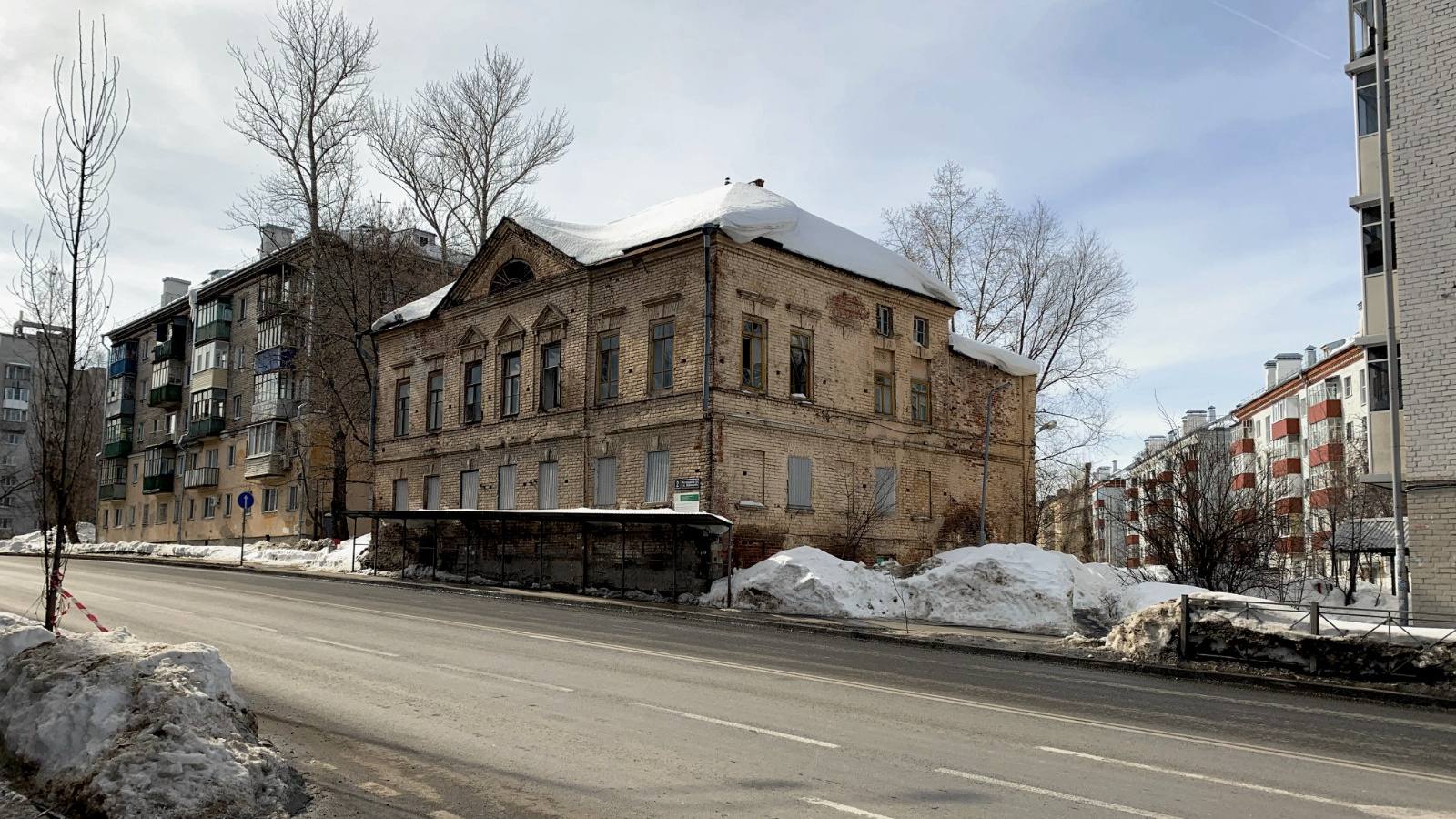 Исторический дом в центре Казани приспособят под офисы Речь идет о Доме общества Мазут XIX век на улице Меховщиков 2 Как следует из акта историко культурной экспертизы опубликованного на сайте комитета РТ по охране объектов культурного наследия мероприятия по приспособлению объекта к современному использованию возможны Отмечается что историческая планировка здания будет сохранена В июне этого сообщилось о начале комплекса противоаварийных работ на объекте Специалисты провели укрепление фундамента установили защитную подпорную стенку и выполнили гидрофобизацию стен Фото комитет РТ по охране объектов культурного наследия inkazanischa теперь и в МАХ