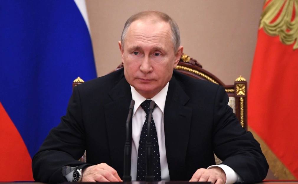 Владимир Путин продлил эксперимент по исламскому банкингу в Башкирии  Президент России Владимир Путин подписал закон о продлении эксперимента по партнерскому финансированию на три года, до 1 сентября 2028 года. Закон вступил в силу с момента официального опубликования. Регионы проведения эксперимента по внедрению исламского банкинга остались прежними: Башкирия, Татарстан, Чечня и Дагестан.  Также закон предусматривает расширение перечня операций, которые могут применять участники экспериментального режима. Законопроект внесла в Госдуму группа депутатов и сенаторов во главе с председателем комитета ГД по финансовому рынку Анатолием Аксаковым. Закон был принят в середине июля.  Аксаков отмечал, что развитие исламского банкинга в России поможет расширить международное сотрудничества и привлечь инвестиции из исламских государств. На сегодня объем сделок в партнерском финансировании оценивается миллиардами рублей, но его потенциал — не менее 1 трлн руб., подчеркивал он.    РБК-УФА