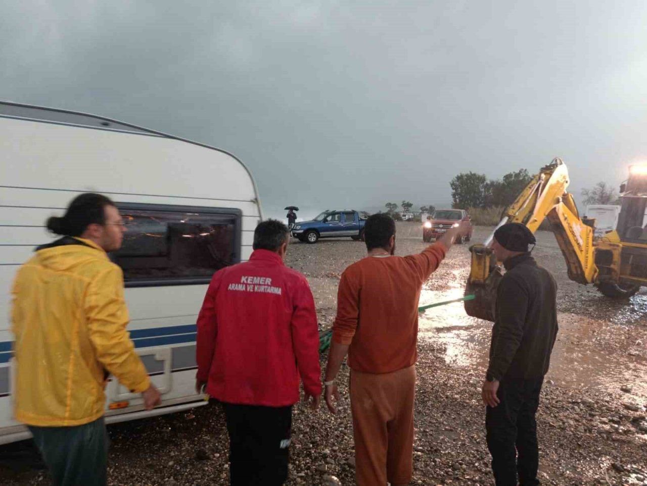 Два автофургона российских туристов смыло в море в турецком Кемере Причиной происшествия стал сильный дождь И туристов и авто вытащили обошлось без пострадавших Власти просят жителей и гостей региона быть осторожными ливни продолжатся до вечера 9 декабря Подписаться на РИА Новости