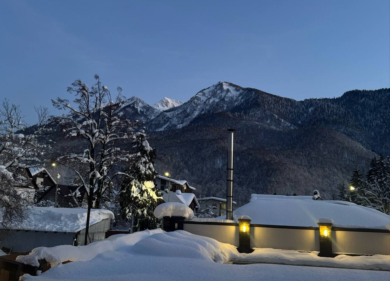 Турпоток в Сочи за время новогодних праздников составил 471 тысячу человек Из низ 281 тысяча были туристами 190 тысяч экскурсантами без проживания На территории горнолыжных курортов Сочи в праздничный период функционировали 169 средств размещения Загрузка горного кластера составила 75 1 Три горнолыжных курорта продали за это время более 200 тысяч ски пассов Экономикавпечатлений