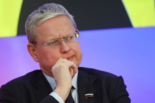 Депутат Делягин попросил правительство денонсировать договор о двойном гражданстве с Таджикистаном По мнению парламентария соглашение провоцирует некачественную миграцию и увеличение преступности а также дискриминирует граждан других постсоветских стран таких как Узбекистан Киргизия и Казахстан Сохранение действия данного договора провоцирует форсированную миграцию в Россию граждан Таджикистана для получения российского гражданства В результате миграция носит не столько трудовой сколько социальный вплоть до случаев возвращения на родину с получением российских пенсий при проживании там и замещающий характер Это перегружает российскую систему социального обеспечения ведёт к разрушению сложившегося в России этноконфессионального баланса увеличению преступности формированию параллельных и при этом эффективных как мы видим по расследованию соответствующих преступлений систем власти дискредитации российского государства в глазах как его новых так и старых граждан и в конечном итоге к неприемлемому росту социально политического напряжения цитирует Газета Ru письмо зампреда комитета Госдумы по экономической политике правительству Подписаться на Говорит Москва Telegram VK MAX