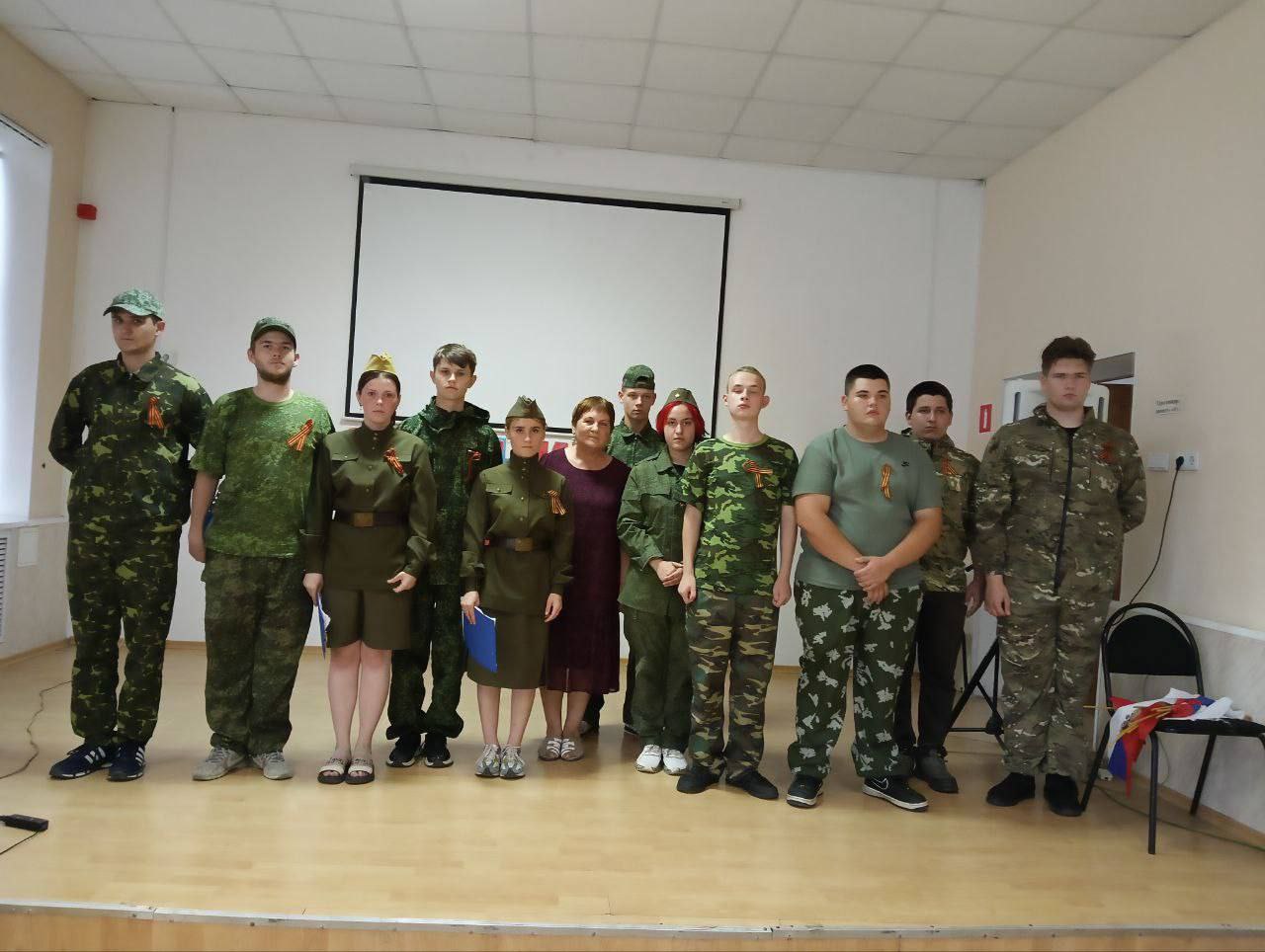 В филиале Ленинградского Технического колледжа прошло мероприятие, посвященное Дню памяти и скорби "Страницы войны" . Студенты подготовили и представили литературную композицию. Ребята рассказали о самых ярких и трагических страницах войны, невероятном мужестве и героизме советских солдат, отдавших свои жизни ради мирного будущего. В завершении мероприятия прозвучали песни военных лет. Память погибших героев почтили минутой молчания, а затем состоялось шествие "Бессмертного полка", ставшее символом вечной памяти о тех, кто сражался за нашу свободу. #ГодЗащитникаОтечества_2025 #80Победа#КущевскийРайон#КраснодарскийКрай#Кубань