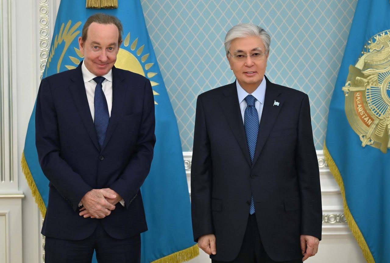 Президент принял CEO Air Astana Питера Фостера Касым Жомарт Токаев обсудил с главой Air Astana развитие авиационной отрасли Отмечен вклад Питер Фостер в превращение компании в одного из ведущих авиаперевозчиков Евразии Особое внимание уделено запуску прямых рейсов между Казахстан и США а также приобретению дальнемагистральных самолётов Президент подчеркнул необходимость дальнейшего повышения конкурентоспособности авиации