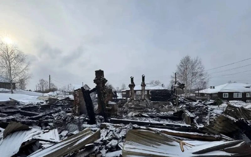 В Соликамском районе на пожаре погибли бабушка и малолетняя внучка Сгорел дом 200 площадью кв метров и надворные постройки В Следкоме возбудили уголовное дело по ч 3 ст 109 УК РФ причинение смерти по неосторожности двум или более лицам Следствием установлено что 21 февраля в поселке Затон Соликамского муниципального округа в доме по улице Школьная произошел пожар После его ликвидации сотрудниками МЧС в доме обнаружены тела хозяйки дома и ее малолетней внучки Следователем СК России произведен осмотр места происшествия назначены и проводятся судебно медицинская и пожарно техническая экспертизы По предварительной информации причиной возгорания могла стать неисправность электрики или печного оборудования       Подписаться на Properm ru в MAX