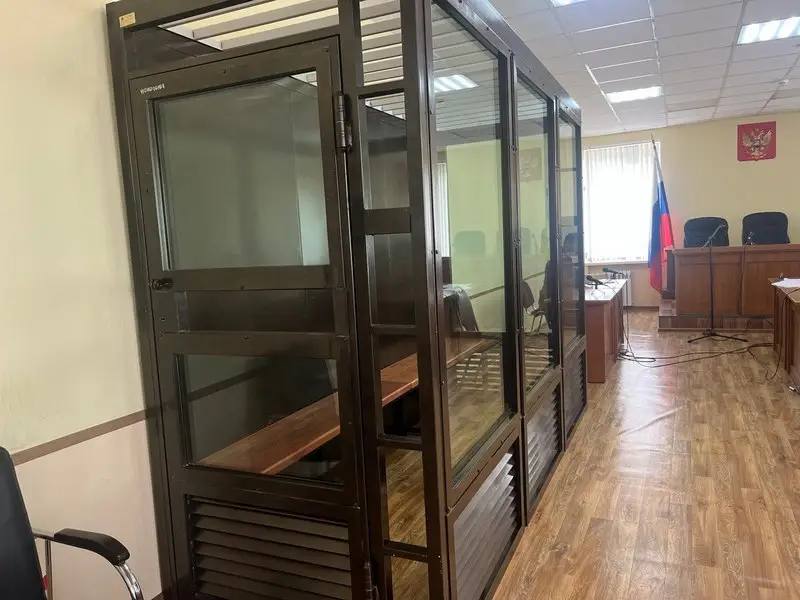 На Камчатке двое сельчан отправятся в колонию за кражу из почтового отделения Краевой суд оставил в силе приговор двум мужчинам обокравшим почтовое отделение в камчатском селе сообщили РАИ КАМЧАТКА ИНФОРМ в объединенной пресс службе судов Камчатского края В сентябре 2023 года трое мужчин из Петропавловска Камчатского и Владивостока обокрали отделение почты в Елизовском районе Злоумышленники проникли в здание через окно и забрали из сейфа более 5 миллионов рублей Четвёртый участник организатор преступления в краже не участвовал но координировал действия сообщников Украденные деньги злоумышленники поделили между собой Действия мужчин квалифицировали как тайное хищение чужого имущества группой лиц по предварительному сговору с незаконным проникновением в помещение в особо крупном размере Елизовский суд рассмотрел уголовное дело в отношении организатора кражи и одного из её участников Организатора приговорили к 5 годам 6 месяцам лишения свободы в колонии общего режима Ранее судимому участнику преступления назначили наказание в виде 6 лет 6 месяцев в колонии общего режима Осужденные пытались обжаловать приговор в краевой суд однако судебная коллегия по уголовным делам оставила приговор без изменения КАМЧАТКА ИНФОРМ новости Камчатки в Telegram Фоторепортажи и эксклюзивные материалы на kamchatinfo com НАПИСАТЬ НАМ