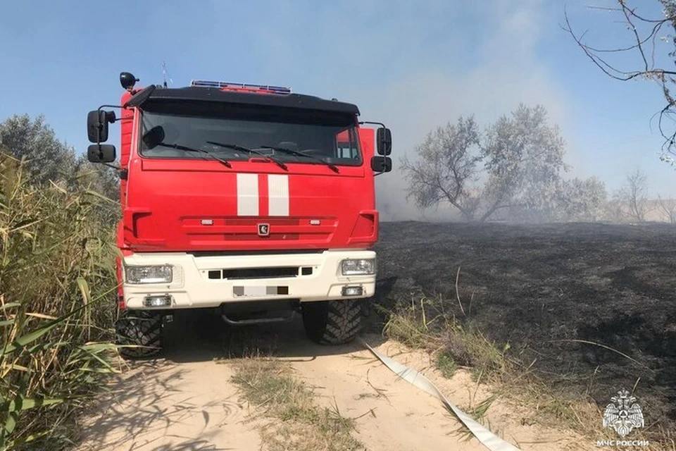 Три природных пожара и машину потушили херсонские спасатели 29 апреля На Херсонщине отмечено несколько ЧП, связанных с огнем. Три раза вспыхивал сухостой, был случай обнаружения боеприпаса. «За сутки 29 апреля ликвидировано три природных пожара в Алешкинском и Скадовском округах общей площадью 350 квадратных метров. Также случилось возгорание в результате ДТП в селе Бехтеры Голопристанского округа, где столкнулись два легковых автомобиля», - сообщает ГУ МЧС России по Херсонской области. Погибших и пострадавших в результате пожаров не было. Также в регионе за сутки отмечен случай обнаружения взрывоопасного предмета, без уточнения номенклатуры боеприпаса и точного места находки.