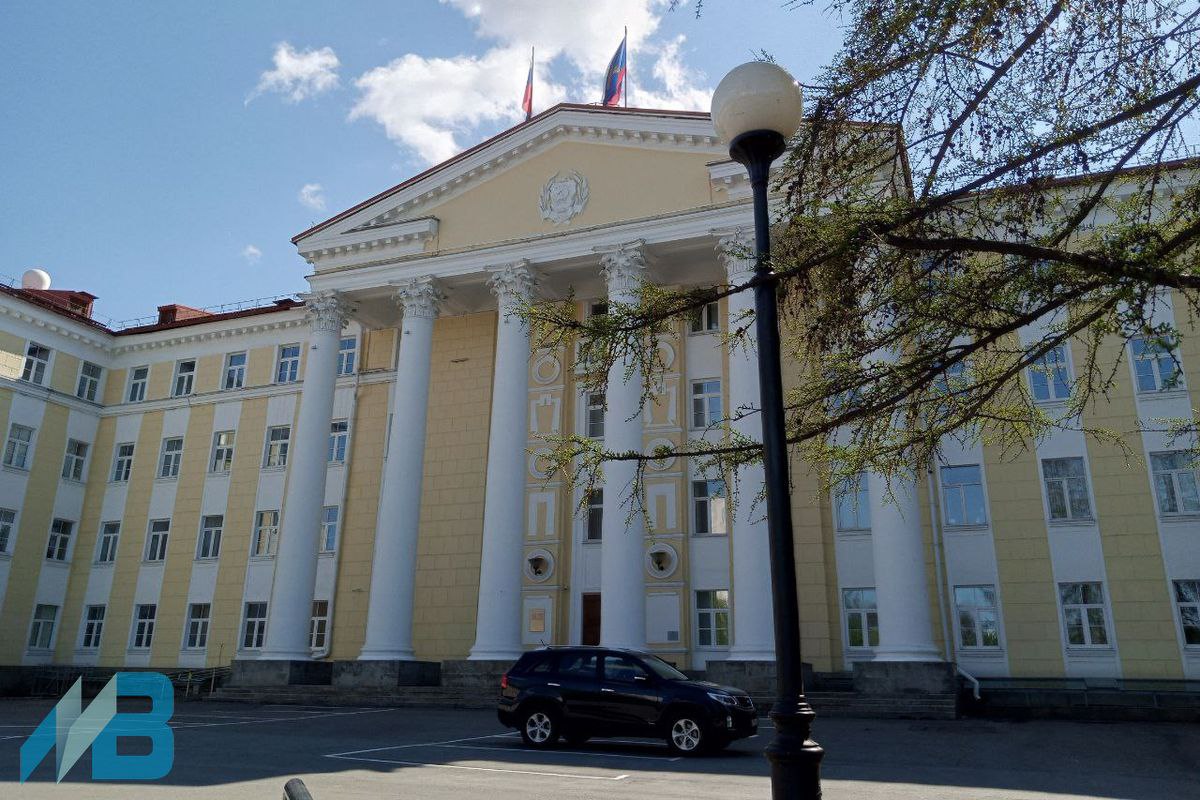 Мурманский Вестник новости Депутаты Мурманской областной думы приняли изменения в бюджет Мурманская областная дума провела очередное заседание открыв новый политический сезон В центре повестки внесение изменений в действующий областной бюджет призванных обеспечить успешное прохождение отопительного сезона В бюджет добавлено 1 4 миллиарда рублей на софинансирование закупки мазута при поддержке государства Депутаты рассмотрели ряд законопроектов включая оказание юридической помощи детям без родителей и запрет продажи безалкогольных тонизирующих напитков в образовательных культурных и спортивных учреждениях Внесены кадровые решения Лариса Круглова назначена сенатором РФ Любовь Черепанова сложила полномочия депутата избрана Лариса Орлова Изменения в бюджет на 2025 2027 годы приняты в окончательном подробнее на канале Мурманский Вестник новости