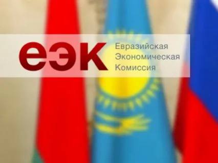 ЕАЭС временно обнулил ввозные таможенные пошлины на пюре из тропических фруктов для производства соков Введены нулевые ввозные пошлины на пюре из тропических фруктов бананы, манго, киви, персики и др. , используемые в производстве соков. Срок действия - 1–3 года до развития собственного садоводства . Мера вступит в силу через 10 дней после публикации. Совет ЕЭК одобрил увеличение ставки ввозной таможенной пошлины на некоторые виды товаров легпрома до конца 2026 года Повышены пошлины на импортное постельное белье. Утверждено увеличение ввозной пошлины до 12% но не менее 0,44 €/кг на хлопчатобумажное постельное белье код 6302 21 000 0 . Срок действия - до 31 декабря 2026 года. Решение вступит в силу через 10 дней после публикации. Вступили в силу изменения в перечни стандартов к техрегламенту на пищевую продукцию Со 2 июня вступили в силу изменения к техрегламенту на пищевую продукцию. Добавлено 17 новых стандартов добровольное применение . Актуализировано 10 действующих стандартов. Исключено 14 национальных стандартов заменены межгосударственными .