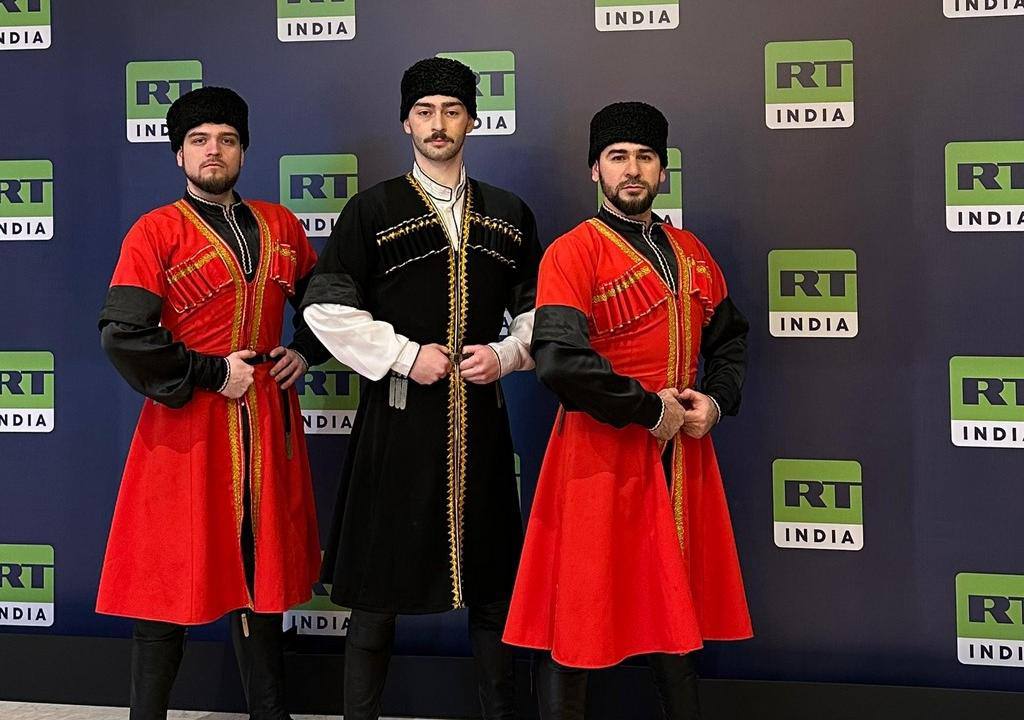Дагестанский танцевальный ансамбль блестяще выступил на саммите в Индии Во время официального визита Президента РФ Владимира Путина в Индию народный хореографический ансамбль Имамат при Представительстве РД в Санкт Петербурге принял участие в культурной программе и представил гостям саммита зажигательные номера Как сообщил художественный руководитель ансамбля заслуженный артист РД и заслуженный работник культуры РД Нурмагомед Гаджиев выступление творческого коллектива состоялось сразу после официального запуска вещания телеканала с участием Президента России Владимира Путина и главного редактора RT Маргариты Симоньян