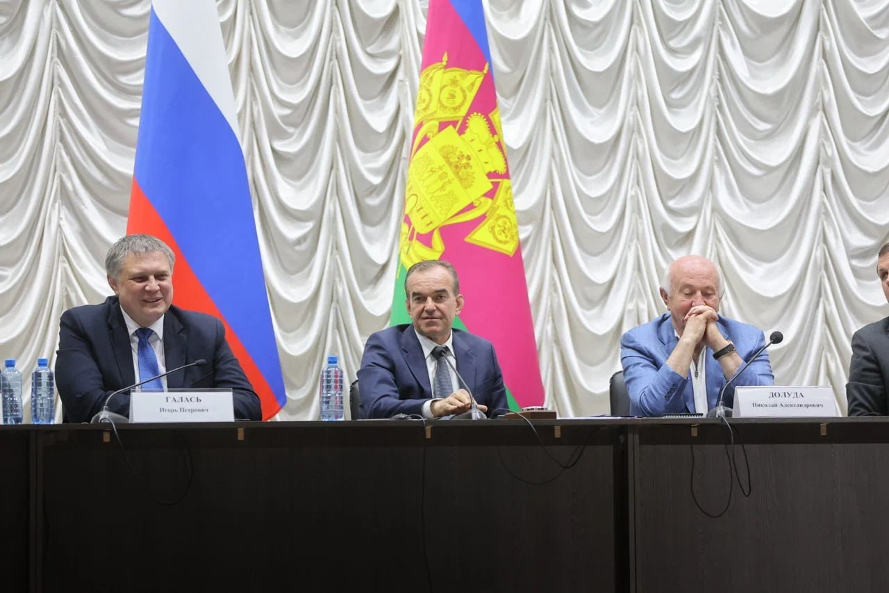 Вениамин Кондратьев поручил построить спортплощадку и отремонтировать бассейн в Ейске  С вопросами развития спортивной инфраструктуры к губернатору обратились местные жители во время общения главы региона с активом муниципалитета. Михаил Явкин попросил установить спортивную площадку с зоной воркаута.  – Современная спортивная площадка – это не просто тренажеры под открытым небом. Это возможность для жителей любого возраста заботиться о здоровье, быть активными и находить единомышленников. Для молодежи такие пространства особенно важны: здесь можно провести время с пользой и интересом. Мы предусмотрим необходимые средства в краевом бюджете и поможем с открытием площадки, – отметил Вениамин Кондратьев.