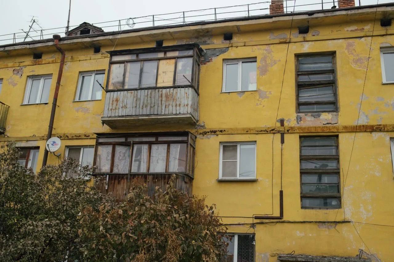 В Новосибирске ввели режим повышенной готовности из-за риска обрушения трехэтажного дома Речь идет о доме на улице Малыгина, 25. Власти порекомендовали управляющей компании выполнять «ежедневный мониторинг состояния аварийных участков несущих стен здания». Мэр Максим Кудрявцев заявил, что взял ситуацию на свой личный контроль. Но это никак не сказывается на расселении жильцов дома на Малыгина. Дом №25 — это один из семи домов в Хилокском жилмассиве, признанных аварийными в 2022-2024 годах. После вмешательства активистов местного фонда защиты природы и окружающей среды «Зеленый стандарт», срок расселения сдвинули с 2034 на 2026 год. В конце 2024 года в мэрии заявили, что на это понадобится порядка 570 млн рублей. Там также признали, что денег «на данные цели» в бюджете города нет. «Регаспект» делал репортаж об этом месте. Жители Малыгина давно бьют тревогу и пытаются обратить на себя внимание властей из-за близости свалки. От домов до полигона, куда свозят мусор со всего города, — 150-300 метров по прямой. Свалка иногда горит и дома накрывает едким дымом. — Нас признали аварийными, но мы не из-за этого хотим уехать отсюда. Мы из-за опасной экологии хотим съехать. Может, мы в этих аварийных домах ещё прожили бы… Боже мой, но жить же уже невозможно! — рассказала жительница улицы Малыгина Ирина Кузьмина. По словам Ирины, получить другое жилье и съехать с Малыгина за всё время удалось лишь двум семьям — маме с четырьмя детьми, которые покрылись коростами из-за отравленного воздуха, и пенсионерке с мужем. Последняя, утверждает собеседница, заболела раком легких и умерла вскоре после переселения. Фото: «Региональный аспект»