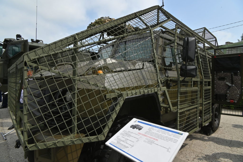 Военно – спортивный праздник «Рязань – столица ВДВ» собрал больше тысячи зрителей На площадке перед стадионом «Рязань – Арена» десантники организовали выставку вооружения и техники. Это событие стало уже традиционным в день праздника ВДВ, однако в последние годы приобрело свои особенности. Теперь здесь демонстрируют БПЛА, а гостям показывают автомобильную технику с обустроенной в виде решеток защитой от тех же беспилотников. Главное действо праздника проходило на стадионе. Вначале прозвучало видеопоздравление от командующего ВДВ, генерал-полковника, Героя России Михаила Теплинского, а затем на сцену вышел губернатор Павел Малков. – Рязань – столица ВДВ, и мы гордимся нашими десантниками. Великая Отечественной войны, локальные войны, сейчас специальная военная операция… Везде гвардейцы – десантники с честью выполняют свой долг, являются достойным примером для следующих поколений защитников нашей Родины. Мы свято чтим подвиги наших дедов и прадедов, занимаемся патриотическим воспитанием молодёжи, п...