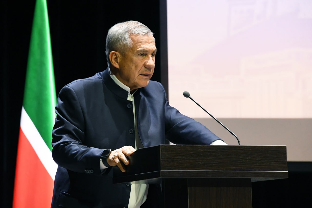 Рустам Минниханов оценил макроэкономические показатели Татарстана за 2025 год как позитивные Сегодня прошла итоговая коллегии Министерства экономики РТ Рассказываем о некоторых затронутых вопросах Валовой региональный продукт республики в 2025 году составил 5 73 трлн рублей Основной вклад в экономику Татарстана обеспечили обрабатывающие производства и добыча полезных ископаемых В рамках проектов по оптимизации производственных процессов обучение прошли более 5 тыс сотрудников предприятий Это стало возможно благодаря федеральному проекту Производительность труда реализуемого в составе национального проекта Эффективная и конкурентная экономика На реализацию национальных проектов в Татарстане в 2026 году будет направлено около 54 млрд рублей В том числе будут построены и отремонтированы 218 социально значимых объектов Это 38 общеобразовательных учреждений 8 детских садов 5 объектов здравоохранения 23 объекта культуры и молодежной политики 42 общественных пространства 17 объектов коммунальной инфраструктуры ЖКХ 83 объекта дорожной сети 2 объекта в сфере экологии Подписаться на канал Наш канал в MAX