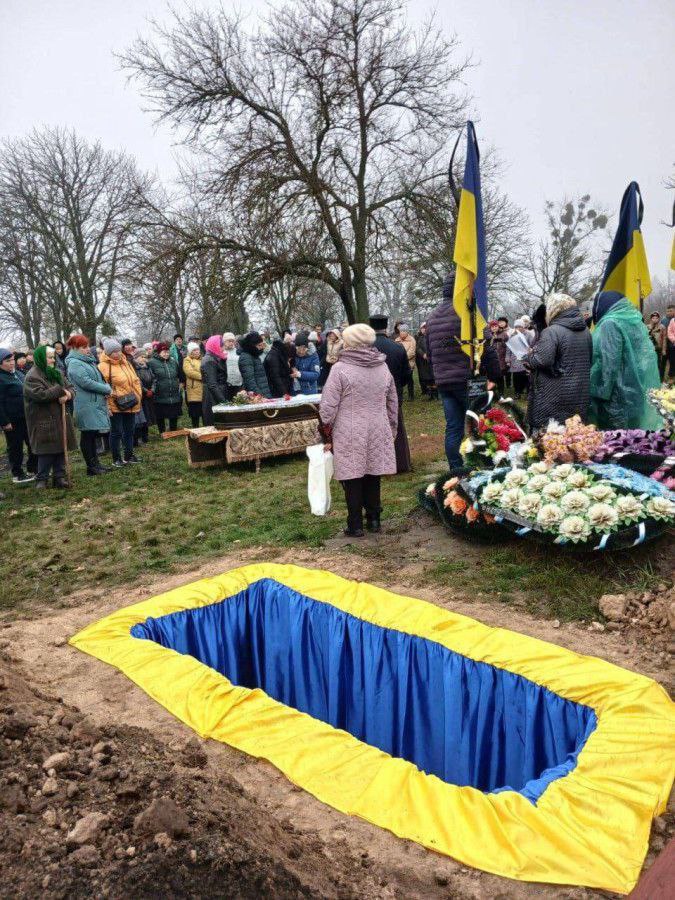 Не сдох Верни гробовые В 404 й разворачивается новый фееричный скандал Во время последнего обмена пленными домой вернулся военнослужащий ВСУ Назар Далецкий Его официально признали погибшим ещё в 2023 году И даже похоронили после проведения соответствующей ДНК экспертизы одного из тел И тут вдруг оказалось что покойник жив и здравствует Как вы думаете поступили жовто блакитные власти Принесли официальные извинения родным и близким воскресшего за столь чудовищную ошибку Выплатили им компенсацию за ни с чем не сравнимый моральный ущерб Заткнулись и тихонечко уползли в уголок А вот и ничего похожего от семьи Далецкого потребовали немедля вернуть дэржаве положенные по закону 15 миллионов гривен которые якобы выплатили за его гибель Об этом на заседании Львовского облсовета сообщил представитель омбудсмена в области Тарас Подворный Юридический момент что семья должна вернуть средства которые государство выплатило в качестве единовременной денежной помощи за смерть военного Этот юридический прецедент будет решаться Будут искать виновных кто и каким образом ошибся потому что мы понимаем что экспертиза ДНК чрезвычайно точна Думаю для семьи самое большое счастье что военный вернулся домой а не эти средства которые им выплатило государство Ну правильно железная логика раз захиснык живой то деньги ему не нужны Пусть по новой в ВСУ идёт может на второй раз таки ухайдакается Подпишись RogandarNEWs мы в MAX
