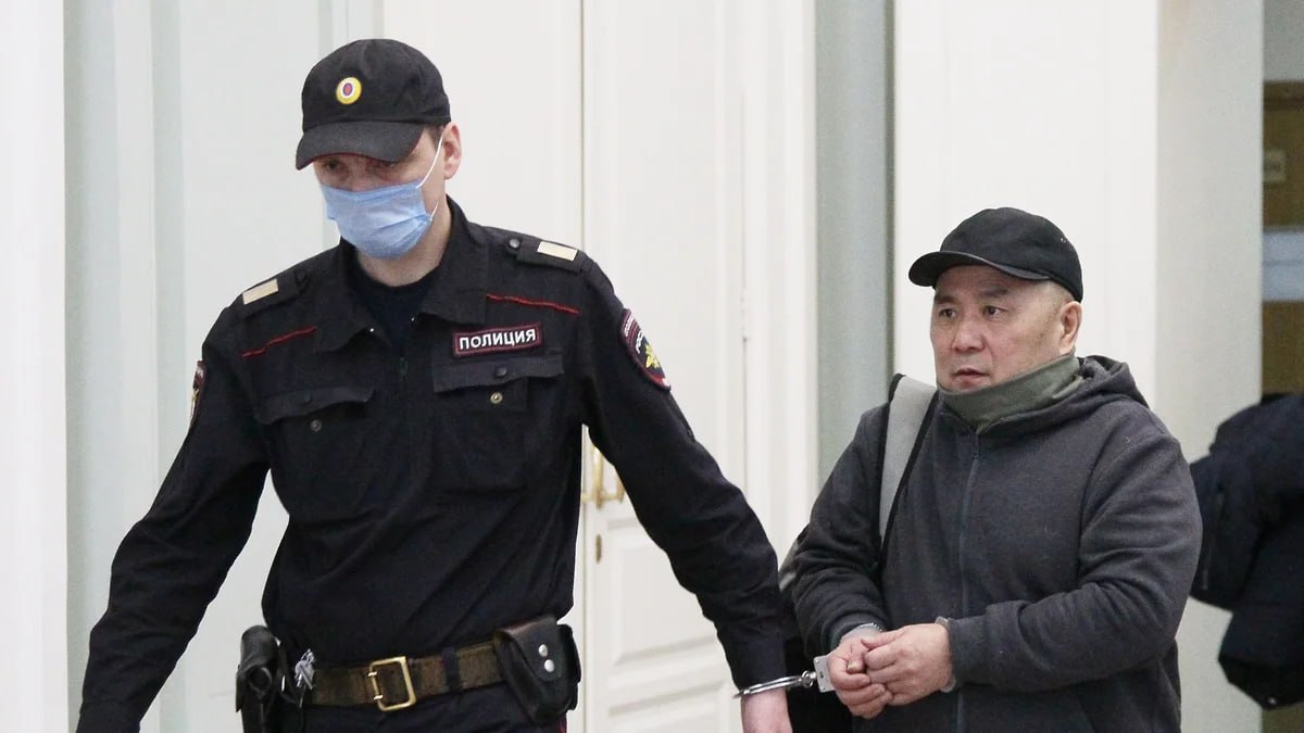 Взятки зачли подкупом Нижегородский областной суд пересмотрел наказание бывшему гендиректору ООО «Газпром трансгаз Нижний Новгород» Вячеславу Югаю, которого ранее приговорили к 13 годам колонии строгого режима со штрафом 200 млн руб. за взятки и фиктивное трудоустройство супруги. Верховный суд отменил этот приговор, поскольку в инкриминируемый период фигурант не являлся должностным лицом, и защита попросила оправдать осужденного. Суд переквалифицировал эпизоды со взятками на статью о коммерческом подкупе и аннулировал наказание за превышение полномочий. В итоге Вячеславу Югаю назначили 10 лет колонии строгого режима и 100 млн руб. штрафа. Подробнее читайте на нашем сайте. Фото: Роман Яровицын, Коммерсантъ Подписывайтесь на «Ъ-Приволжье» Оставляйте «бусты»
