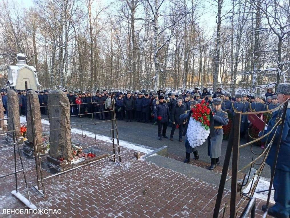 На Серафимовском кладбище почтили память пожарных погибших при тушении Ленинграда Выполняя свой долг они до последнего боролись с огнем спасали людей Наш долг сохранить и передать память об их подвиге новым поколениям сказал начальник ГКУ Леноблпожспас Дмитрий Русевич На кладбище собрались представители пожарно спасательных гарнизонов Петербурга и Ленобласти официальные лица ветераны пожарной охраны коллеги родные и близкие огнеборцев На момент пожара в гостинице находились 733 постояльца и около 300 400 человек обслуживающего персонала Из здания были эвакуированы 253 человека 36 из них пожарные вынесли на руках Из 16 погибших 9 стали огнеборцы поднявшиеся к самому опасному участку гостиницы чтобы вывести людей Telegram Все каналы Фонтанки Max
